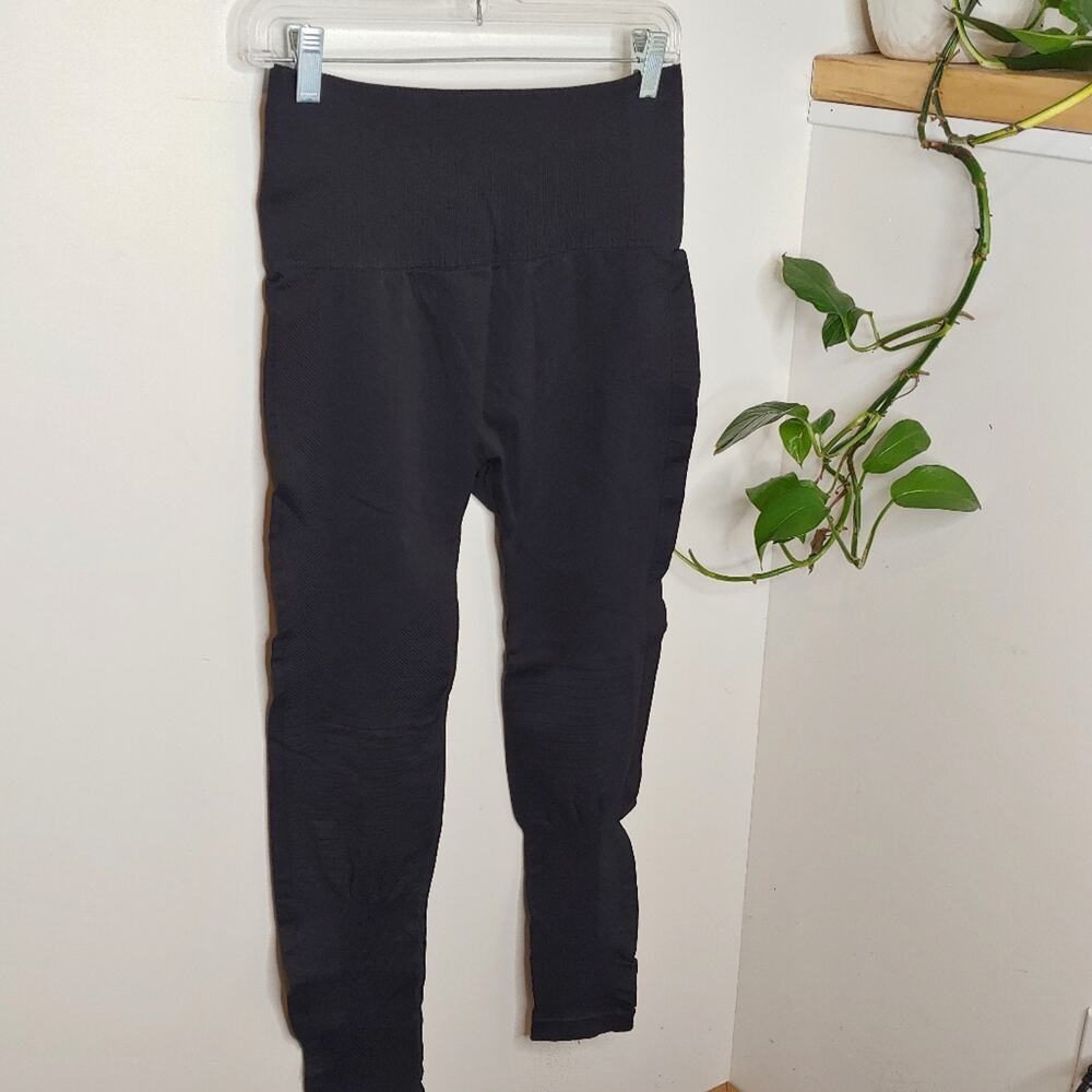 Running Girl Black Ridged Accent Leggings, L